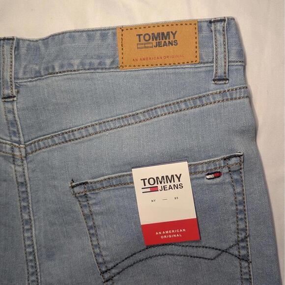 Tommy Jeans Women’s High Rise Embroidered Denim Shorts 28 NWT Light Wash Raw Hem - Picture 5 of 6